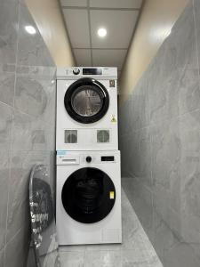 LYLAC Home Saigon TTT - Elegant 3BR 3BA Townhouse Roof Terrace Downtown D1