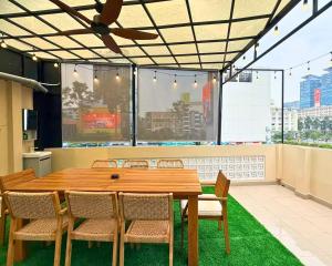 LYLAC Home Saigon TTT - Elegant 3BR 3BA Townhouse Roof Terrace Downtown D1