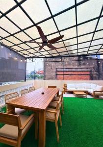 LYLAC Home Saigon TTT - Elegant 3BR 3BA Townhouse Roof Terrace Downtown D1