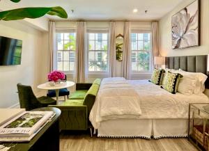 THE GREEN ROOM - Peaceful Poolside Studio at Historic Residence, 24x7 Reception, Parking Spot