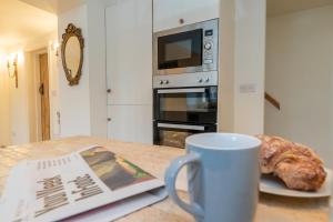 Heron Stays Bath- Charming Village Cottage, 3 Bedrooms, Parking, Garden, Just 3 Miles to Bath Centre, Sleeps 6