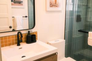 The Vinyl House - Olde Town - King Suite - EV Charger - Epic Views