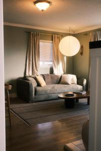 The Vinyl House - Olde Town - King Suite - EV Charger - Epic Views