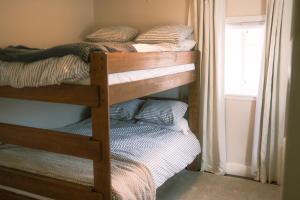 The Vinyl House - Olde Town - King Suite - EV Charger - Epic Views