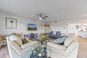 Newly Remodeled 2- Bedroom Ocean Front Condo