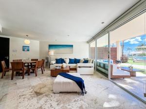 Luxury Poolfront 2BR Ocean View Beach Club