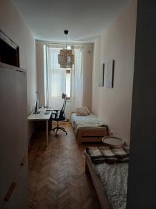 city center 2 separte rooms 1 kitchen very quite 70m