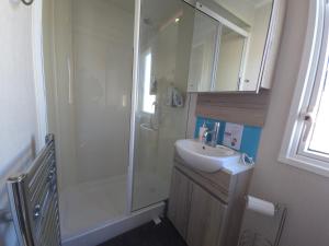 The Retreat Lighthouse - Lido Beach Prestatyn