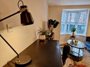 Stylish Luxury Serviced Apartment next to City Centre with Free Parking - Contractors & Relocators