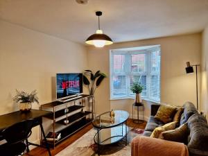 Stylish Luxury Serviced Apartment next to City Centre with Free Parking - Contractors & Relocators