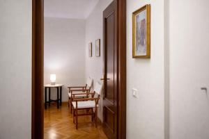 Peaceful apartment in piazza Venezias alleys