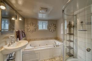 Walk to Town ~ Fire Pit ~ Quiet Neighborhood