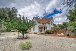 Walk to Town ~ Fire Pit ~ Quiet Neighborhood