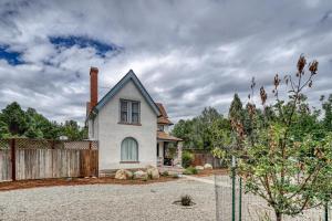 Walk to Town ~ Fire Pit ~ Quiet Neighborhood