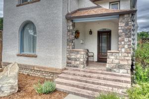 Walk to Town ~ Fire Pit ~ Quiet Neighborhood