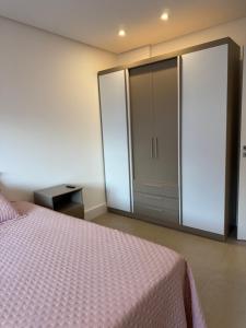 Apto na praia, 3 suítes, todo climatizado!