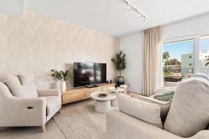 Luxury Sunny Apt in Acqua Gardens with Terrace