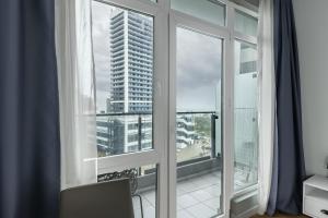White Sails Sea View & Pool Apartment