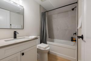 Modern Luxury Basement Suite Minutes From Falls