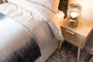 4BR Home and Parking with CCTV Contractors & Family