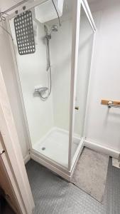 Modern Stay in Ashford Town Centre 5min to Station