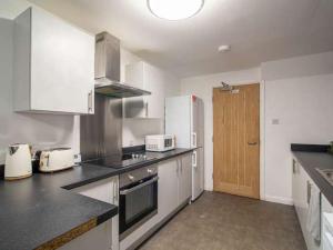 The Urban Residence - Sheffield 6BR Group-Family Stay - Sleeps 12