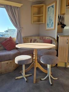 Pet Friendly A4 THE CHASE 6 Berth Caravan With Decking