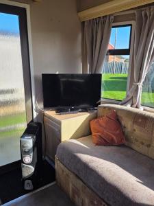 Pet Friendly A4 THE CHASE 6 Berth Caravan With Decking