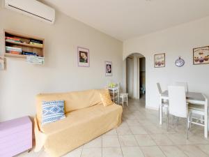 Familiar swimming pool and open, private space img10