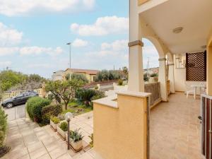 Familiar swimming pool and open, private space img2