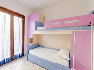 Familiar swimming pool and open, private space img22