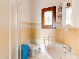 Familiar swimming pool and open, private space img24