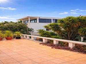 Luxury Garden Villa 50m from the Beach