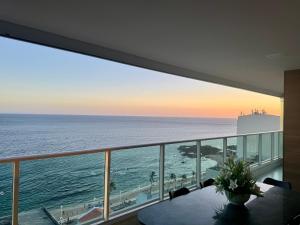 Apartamento alto padrão com vista mar na Barra