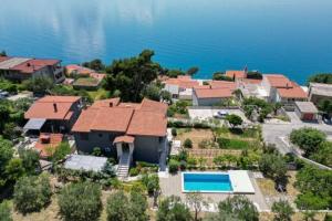 Family friendly house with a swimming pool Omis - 25197