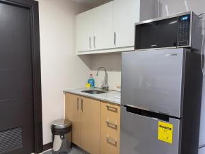 Bright 2-bedroom condo with pool in BGC Uptown
