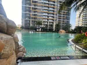 The Beverly VHGP luxury park and water view