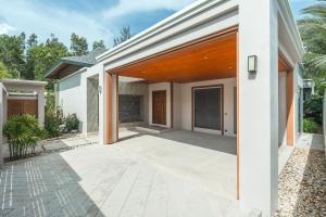 V229 Brand New 3BR Villa Pool Near Top Beaches