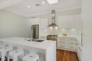 Dubbo 4BR Getaway with Full kitchen, Patio & Grill