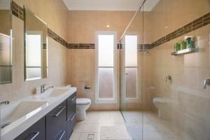 Dubbo 4BR Getaway with Full kitchen, Patio & Grill