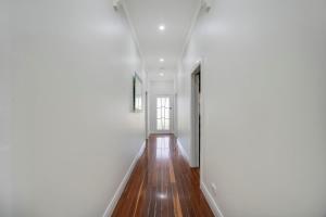 Dubbo 4BR Getaway with Full kitchen, Patio & Grill