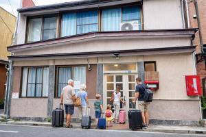 8 minutes walk from Higashimukojima , single-family house 70 square meters, 4 bedrooms and 1 living room, 3 minutes by train from Tokyo Skytree, 7 minutes by train from Asakusa