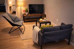 New cozy 2 bedroom suite With private entrance, sleeps 4, 10 minutes to west Ed