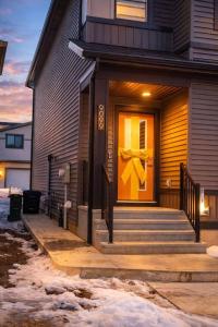 New cozy 2 bedroom suite With private entrance, sleeps 4, 10 minutes to west Ed