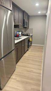 New cozy 2 bedroom suite With private entrance, sleeps 4, 10 minutes to west Ed