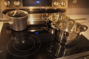 New cozy 2 bedroom suite With private entrance, sleeps 4, 10 minutes to west Ed