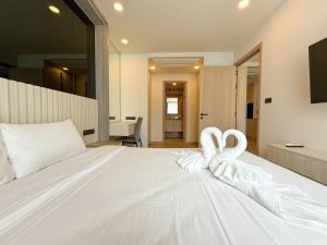 C235 New Modern 1BR Pool & Gym Close to Beach