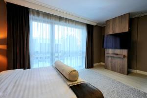 The Rock Complex - The View Apartment