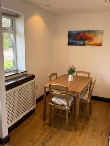 Outer London Home - Sleeps 5 - Parking - Workspace