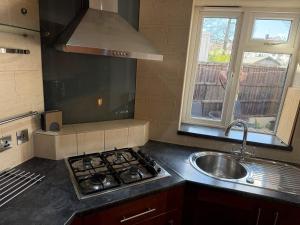 Outer London Home - Sleeps 5 - Parking - Workspace